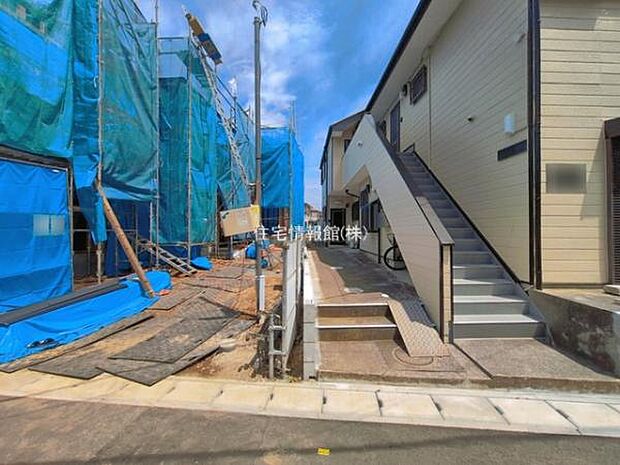 前面道路を含めた現地写真です。