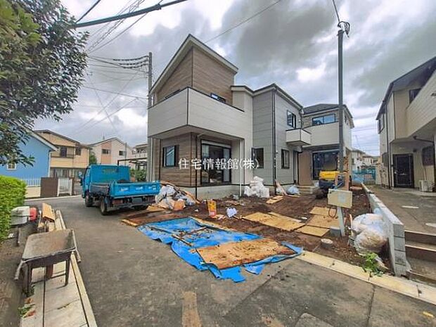 前面道路を含めた現地写真です。