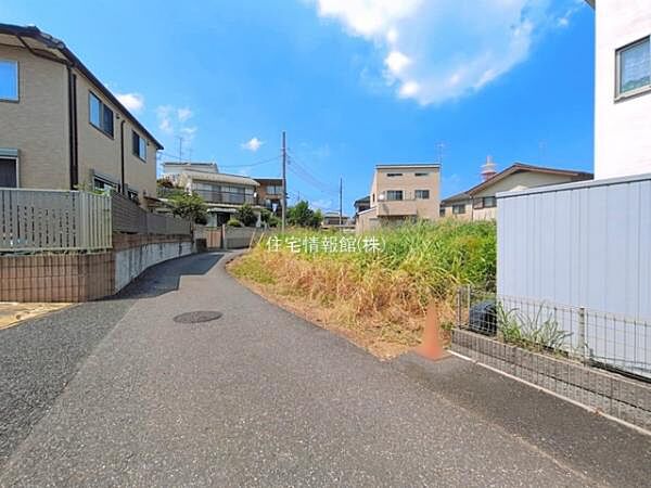 前面道路を含めた現地写真です。