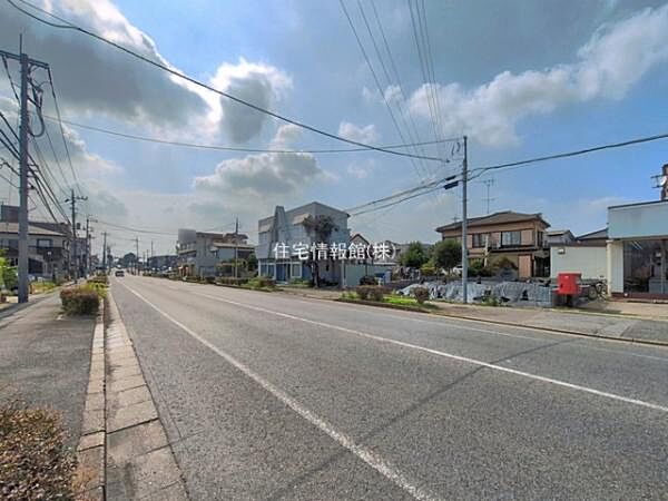 前面道路を含めた現地写真です。