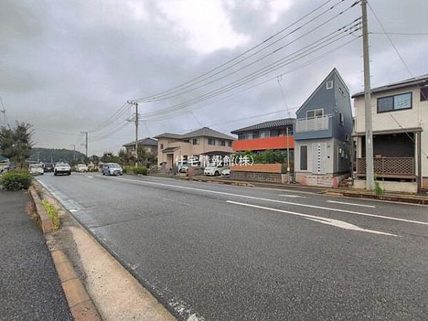 前面道路を含めた現地写真です。