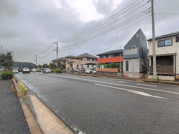 前面道路を含めた現地写真です。