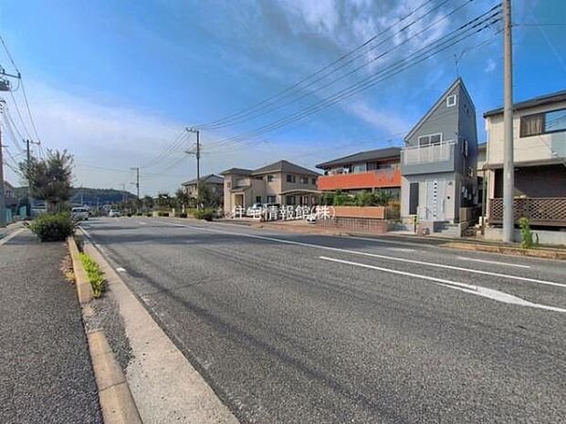 前面道路を含めた現地写真です。