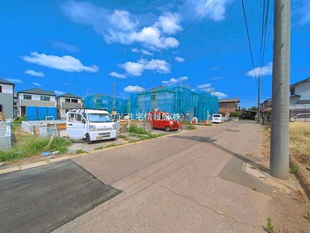 前面道路を含めた現地写真です。