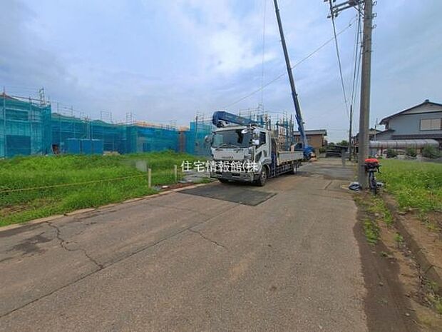 前面道路を含めた現地写真です。