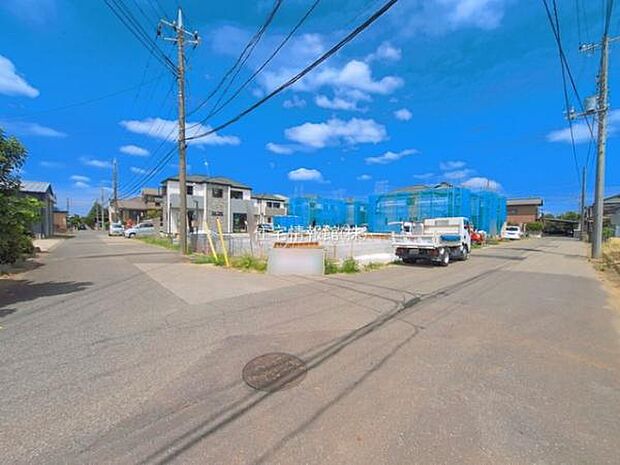 前面道路を含めた現地写真です。