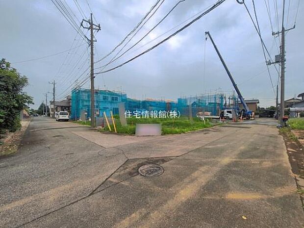 前面道路を含めた現地写真です。