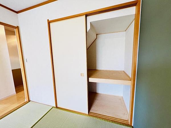 いつでもお部屋をスッキリお使い頂ける収納スペースを設置。