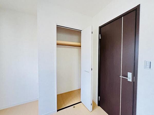 いつでもお部屋をスッキリお使い頂ける収納スペースを設置。