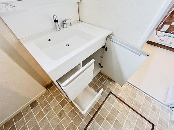脱衣所は小さなお子様がいるご家庭にも重宝されます。