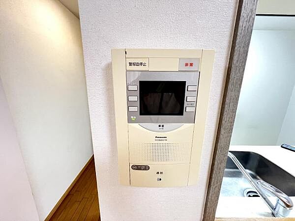 訪問者を確認できるTVモニター付きインターフォンです。