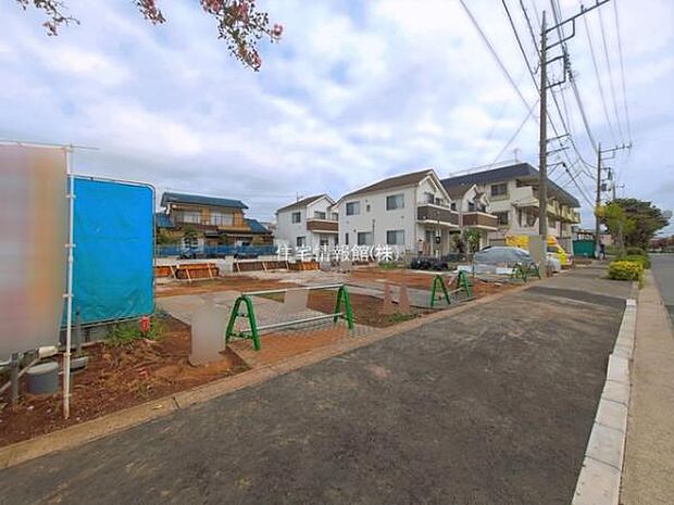 前面道路を含めた現地写真です。