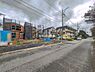 外観：前面道路を含めた現地写真です。