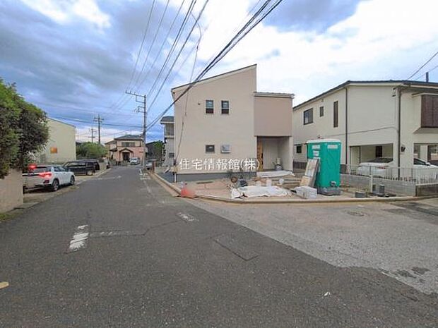 前面道路を含めた現地写真です。