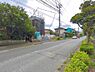 外観：前面道路を含めた現地写真です。