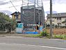 外観：前面道路を含めた現地写真です。