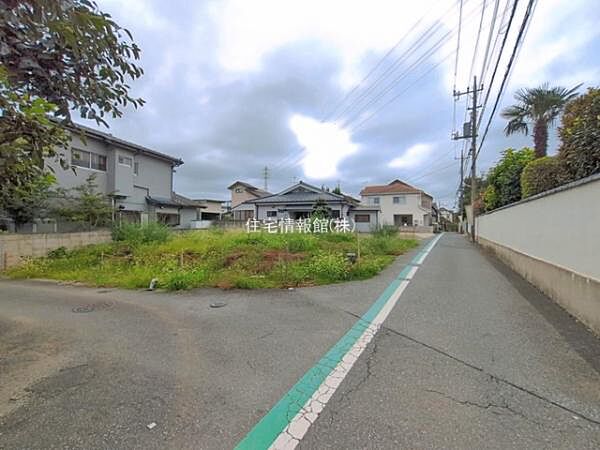 前面道路を含めた現地写真です。