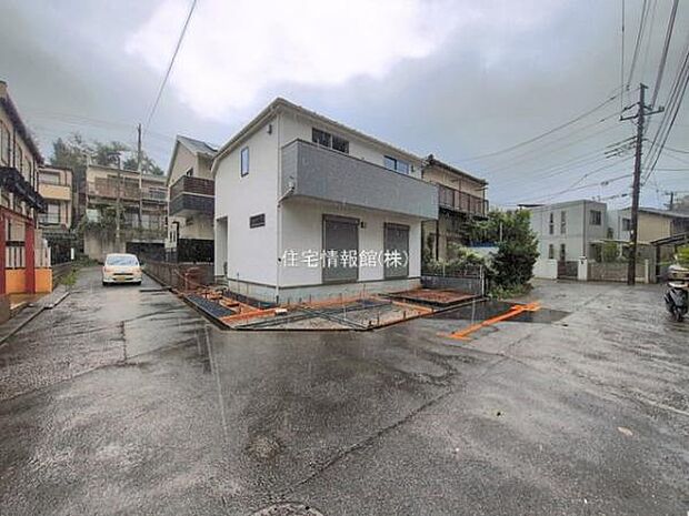 前面道路を含めた現地写真です。