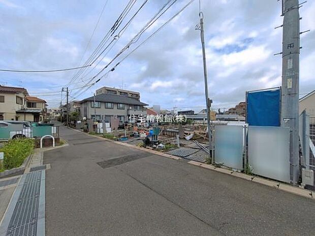 前面道路を含めた現地写真です。