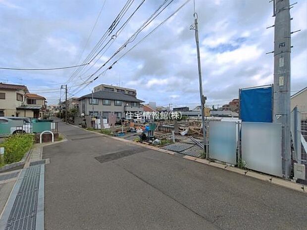 前面道路を含めた現地写真です。