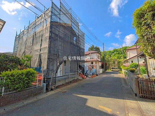 前面道路を含めた現地写真です。