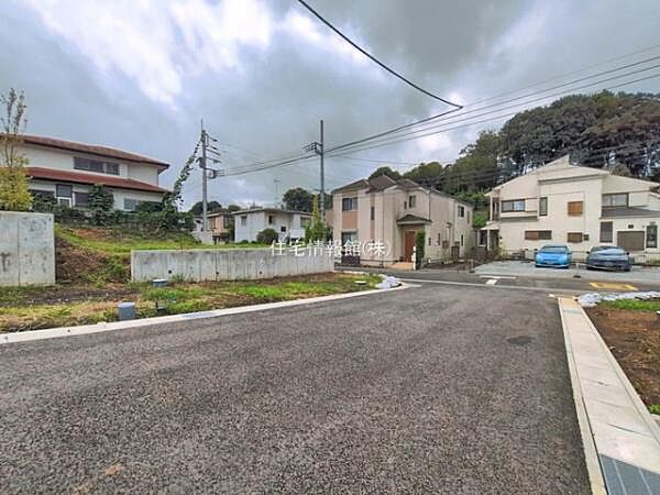 前面道路を含めた現地写真です。