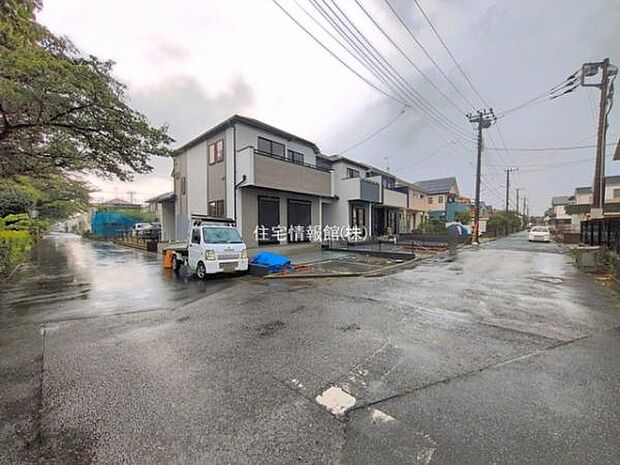 前面道路を含めた現地写真です。