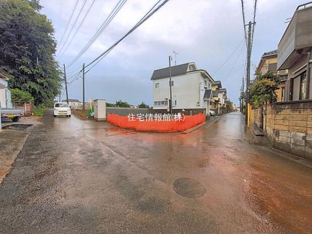 前面道路を含めた現地写真です。