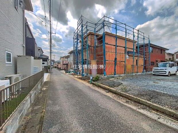 前面道路を含めた現地写真です。