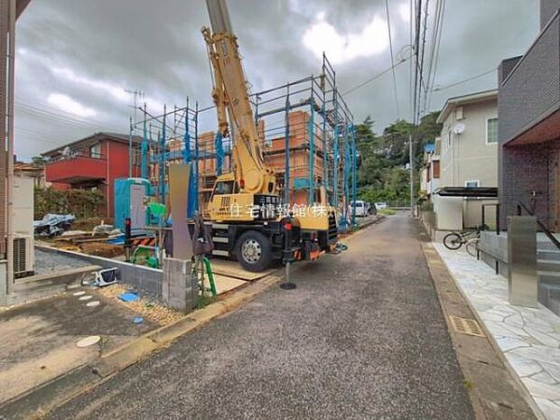 前面道路を含めた現地写真です。