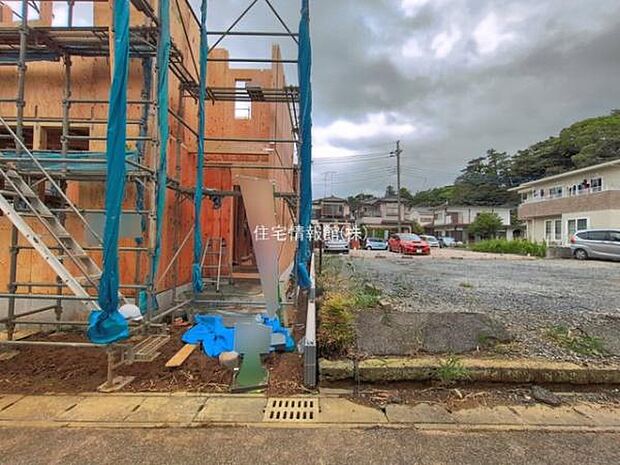 前面道路を含めた現地写真です。