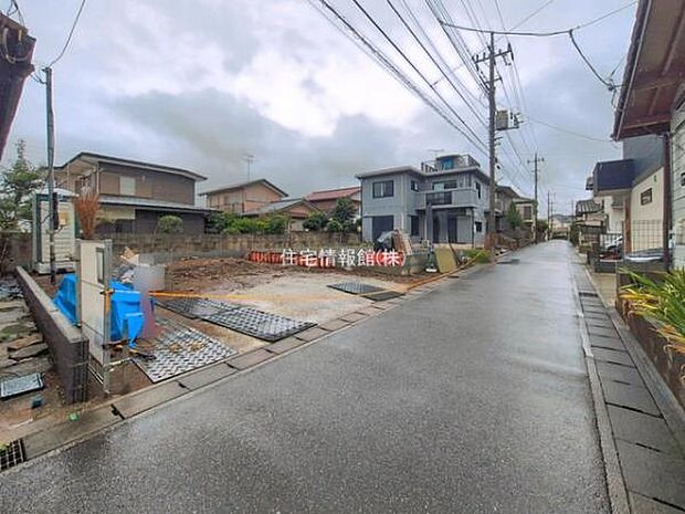 前面道路を含めた現地写真です。