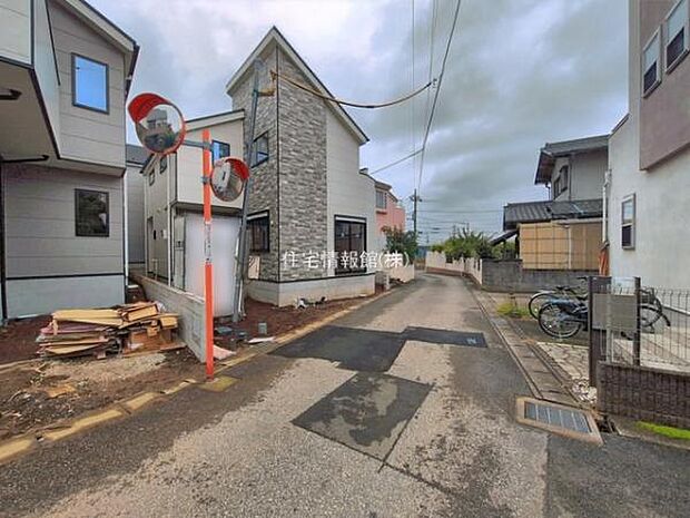 前面道路を含めた現地写真です。