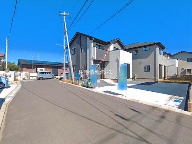 前面道路を含めた現地写真です。