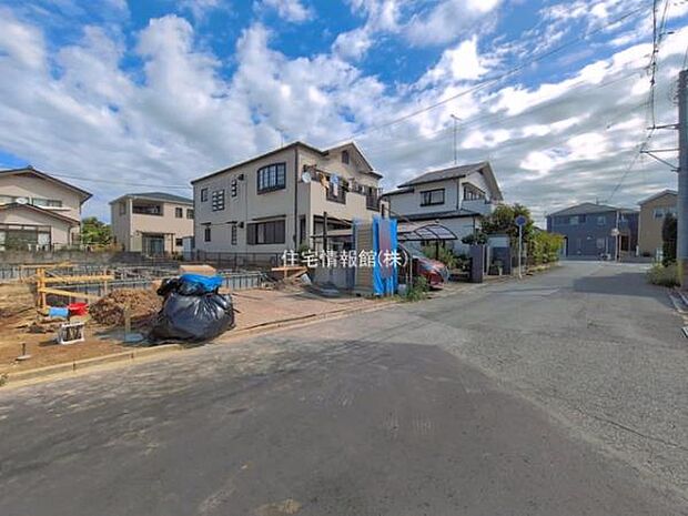 前面道路を含めた現地写真です。
