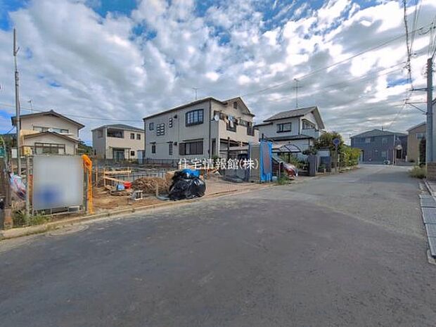 前面道路を含めた現地写真です。