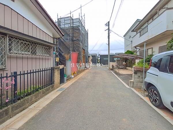 前面道路を含めた現地写真です。