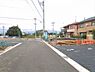 外観：前面道路を含めた現地写真です。