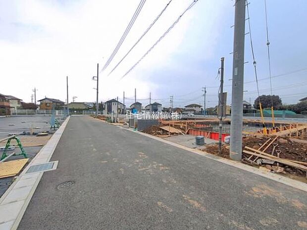 前面道路を含めた現地写真です。