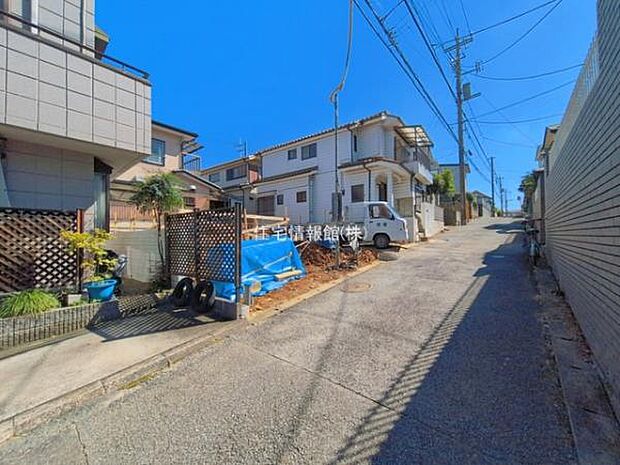 前面道路を含めた現地写真です。