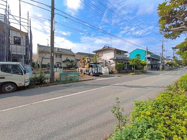 前面道路を含めた現地写真です。