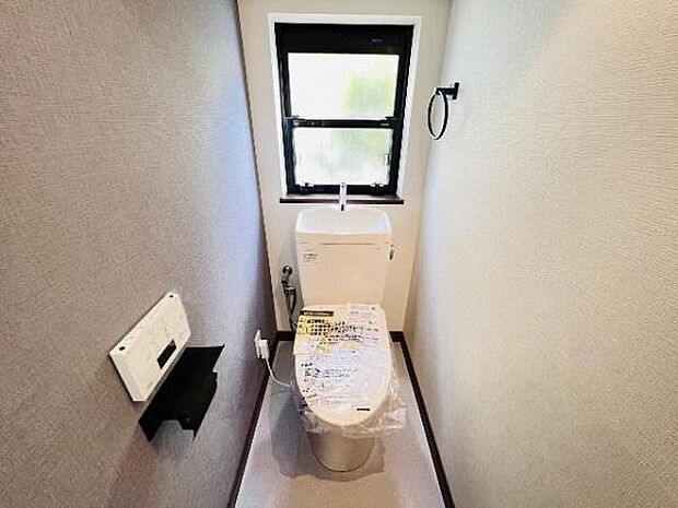 窓のあるトイレは換気も良好。