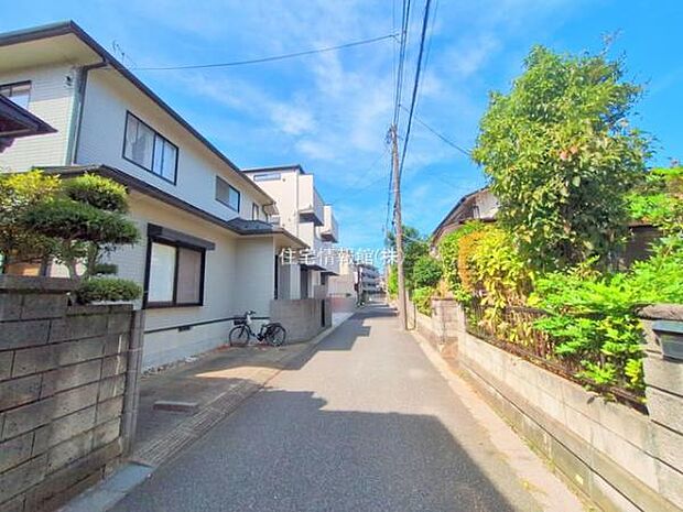 前面道路を含めた現地写真です。