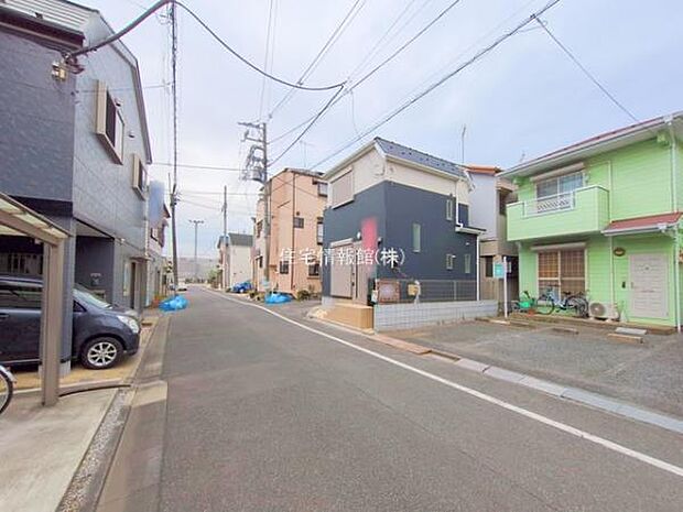 前面道路を含めた現地写真です。