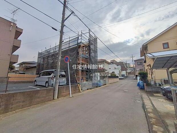 前面道路を含めた現地写真です。