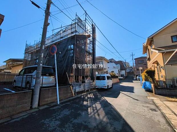 前面道路を含めた現地写真です。