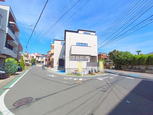 前面道路を含めた現地写真です。