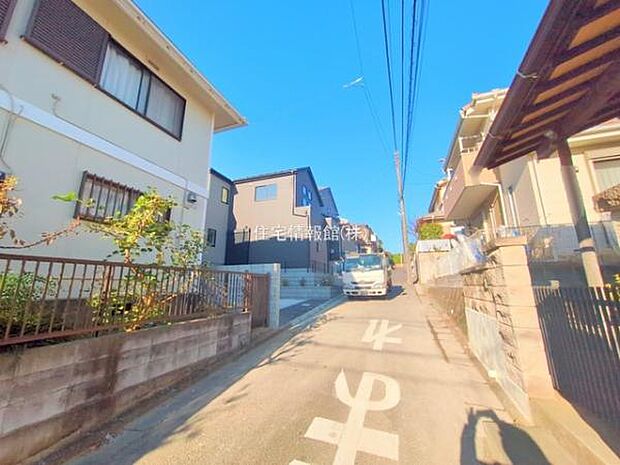 前面道路を含めた現地写真です。