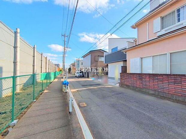 前面道路を含めた現地写真です。