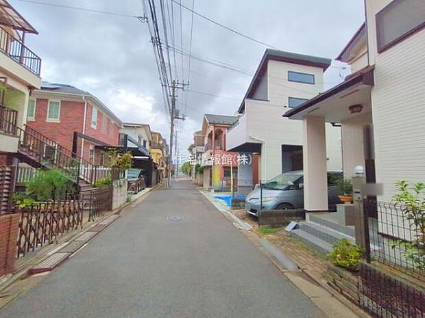 前面道路を含めた現地写真です。